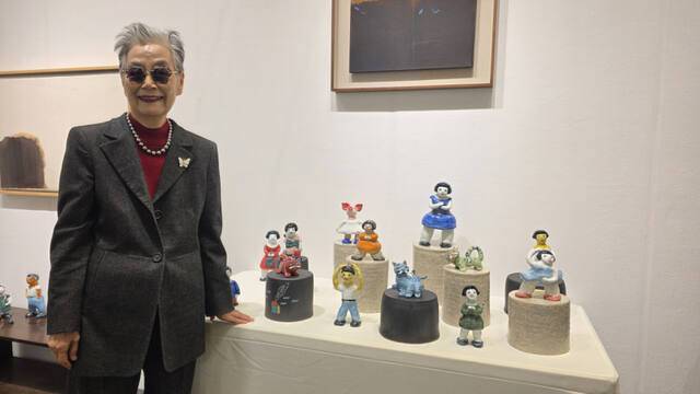 샘터화랑에선 이명숙 작가(사진)의 ‘케이팝 데몬 헌터스’ 등을 소재로 한 다채로운 작품이 부스의 색채를 더했다. 이나경기자