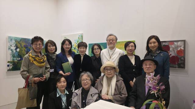 국내에서 가장 오래된 화랑 중 하나인 조선화랑을 이끄는 권상능 대표(오른쪽 첫줄 첫번째)와 그와 오랜 세월을 함께한 소속 작가들은 화랑협회 50주년을 맞이한 화랑미술제의 의미를 더했다. 이나경기자