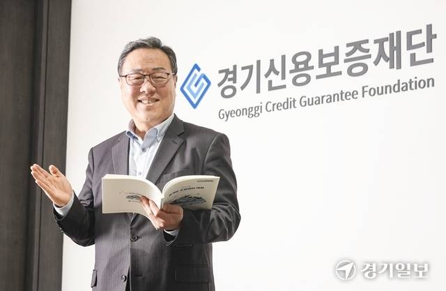 시석중 경기도신용보증재단 이사장이 경기일보와의 인터뷰에서 재단의 앞으로의 계획에 대해 밝히고 있다. 홍기웅기자