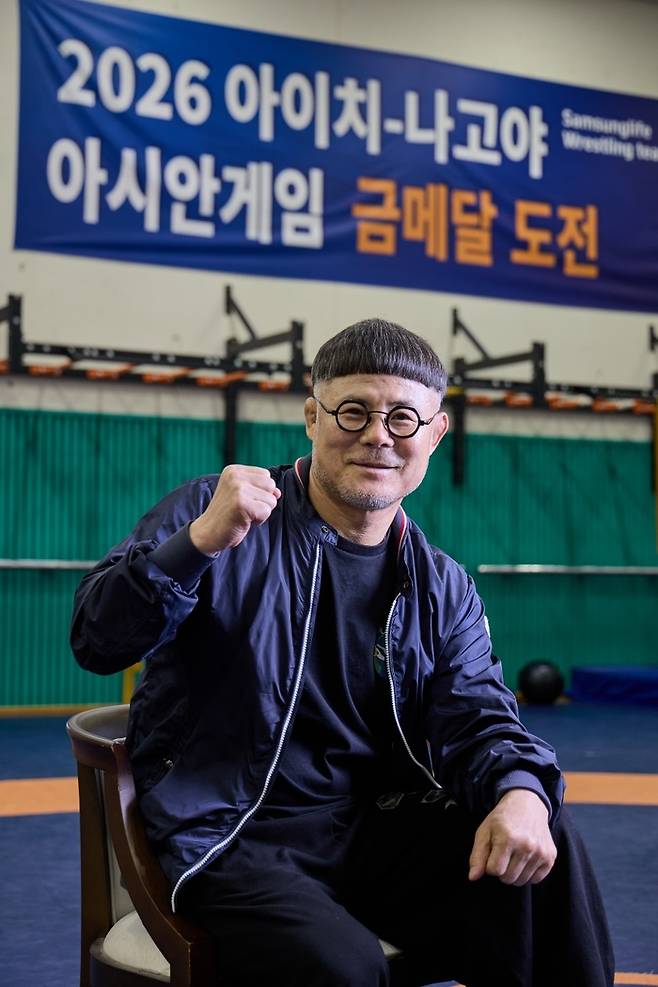 박장순 스포츠안전재단 이사장이자 삼성생명 레슬링단 감독이 경기도 용인시에 위치한 삼성트레이닝센터 레슬링장에서 포즈를 취하고 있다. 삼성생명