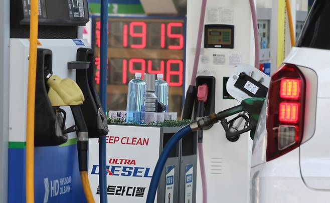 3차 석유 최고가격제 시행 첫날인 10일 부산 해운대구 한 주유소에서 시민이 주유하고 있다. [연합뉴스]