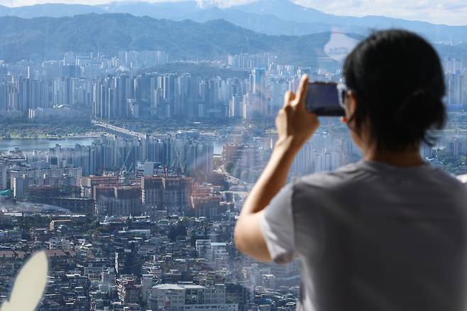 서울 남산에서 바라본 한강변 아파트 및 주택단지들. [연합뉴스]