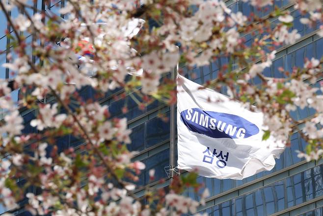 삼성전자가 올해 1분기 사상 최대 실적을 달성한 지난 7일서울 서초구 삼성전자 서초사옥 깃발 앞으로 벚꽃이 피어 있다. [이승환 기자]