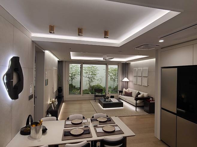 라클라체자이드파인 견본주택의 거실 내부 사진. GS건설·SK에코플랜트