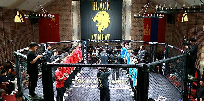 블랙컴뱃 전용 경기장에서 2026년 4월 열린 종합격투기 국가대항전 ‘블랙컵’ 시즌1 준준결승 중국 vs 몽골 시작 전 선수들이 마주 보고 있다. 사진=이교덕 격투기 전문기자