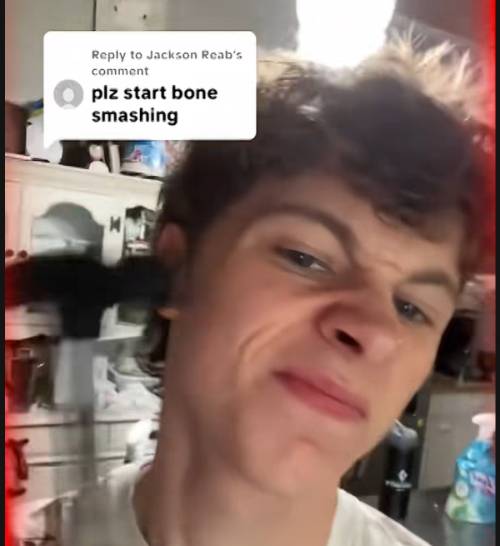 한 SNS 이용자가 룩스맥싱을 위해 얼굴을 망치로 두드리고 있다./사진=틱톡