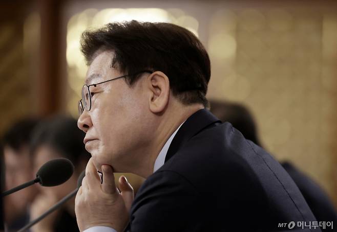 [서울=뉴시스] 최동준 기자 = 이재명 대통령이 9일 청와대에서 열린 국민경제자문회의 제1차 전체회의에서 참석자 발언을 듣고 있다. 2026.04.09. photocdj@newsis.com /사진=최동준