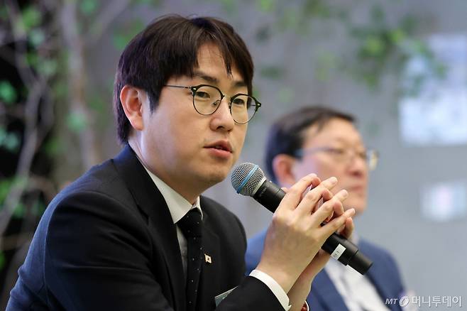 (서울=뉴스1) 박지혜 기자 = 하정우 AI미래기획수석이 10일 서울 강남구 역삼동 GS타워에서 열린 AI 혁신위원회 3차 회의에서 모두 발언을 하고 있다. 2026.4.10/뉴스1 Copyright (C) 뉴스1. All rights reserved. 무단 전재 및 재배포, AI학습 이용 금지. /사진=(서울=뉴스1) 박지혜 기자