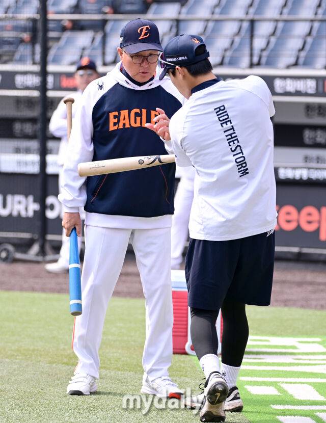 2026년 3월 29일 오후 대전 한화생명볼파크에서 열린 ‘2026 신한 SOL KBO리그' 키움 히어로즈와 한화 이글스의 경기. 경기 전 한화 김경문 감독이 최유빈을 지도하고 있다./마이데일리