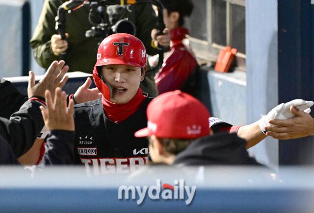 2026년 4월 1일 오후 서울 잠실구장에서 '2026 신한 SOL KBO리그' KIA 타이거즈와 LG 트윈스의 경기. KIA 오선우가 5회초 선두타자 홈런을 친 뒤 동료들의 축하를 받고 있다./마이데일리