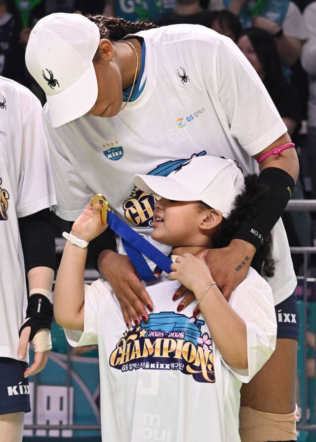 우승 메달을 건 시아나와 실바가 이야기를 나누고 있다. / 한국배구연맹(KOVO)