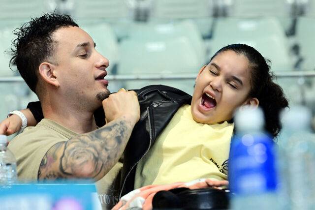 경기 전 실바의 남편과 딸 시아나가 장난을 치고 있다. / 한국배구연맹(KOVO)