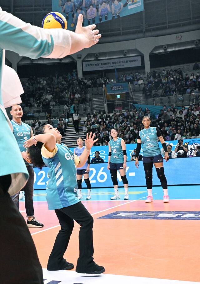 실바 딸 시아나가 3차전 경기 전 시구를 하고 있다. / 한국배구연맹(KOVO)