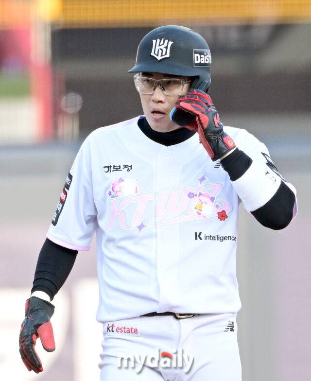 KT 허경민이 2루 도루를 성공한 뒤 상대 투수를 살피며 경기에 집중하고 있다 / 수원 = 유진형 기자 zolong@mydaily.co.kr