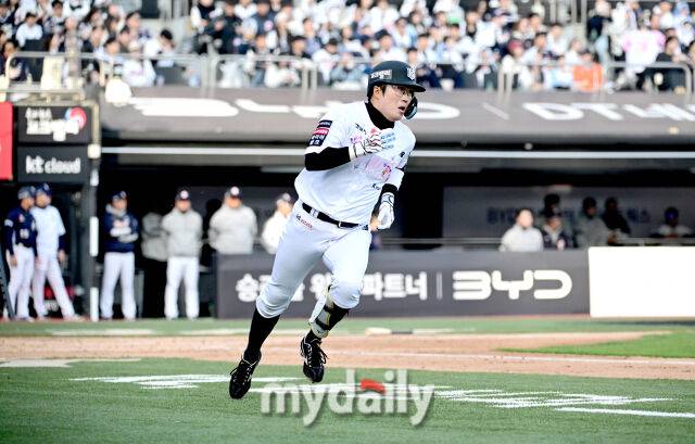 KT 허경민이 복귀 첫 타석에서 안타를 친 뒤 전력 질주하고 있다 / 수원 = 유진형 기자 zolong@mydaily.co.kr