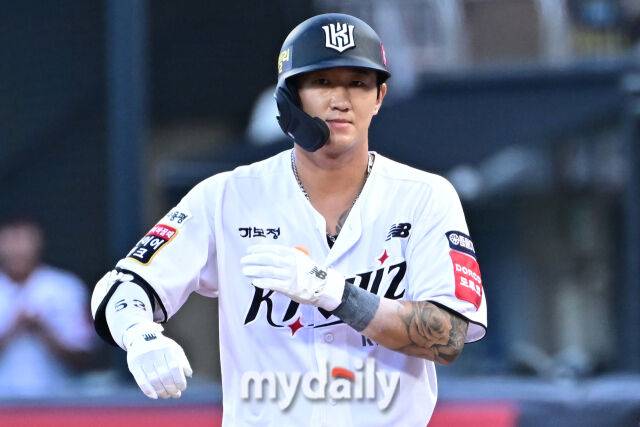 3일 경기도 수원 KT위즈파크에서 열린 '2025 신한 SOL BANK KBO리그' 키움 히어로즈와 KT 위즈 경기.KT 김민혁이 1회말 1사에 안타를 친 후 기뻐하고 있다.