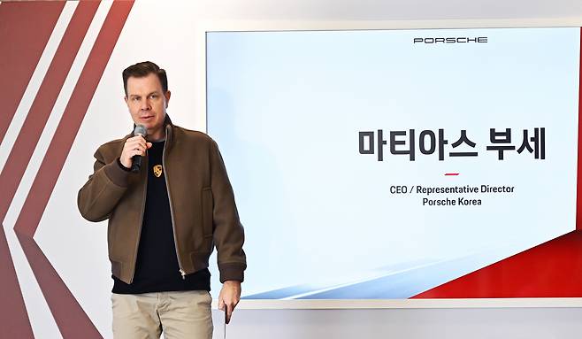 8일 강원 인제군 인제 스피디움에서 열린 미디어 트랙 익스피리언스에서 마티아스 부세 포르쉐코리아 대표가 발언을 하고 있다. [포르쉐코리아 제공]