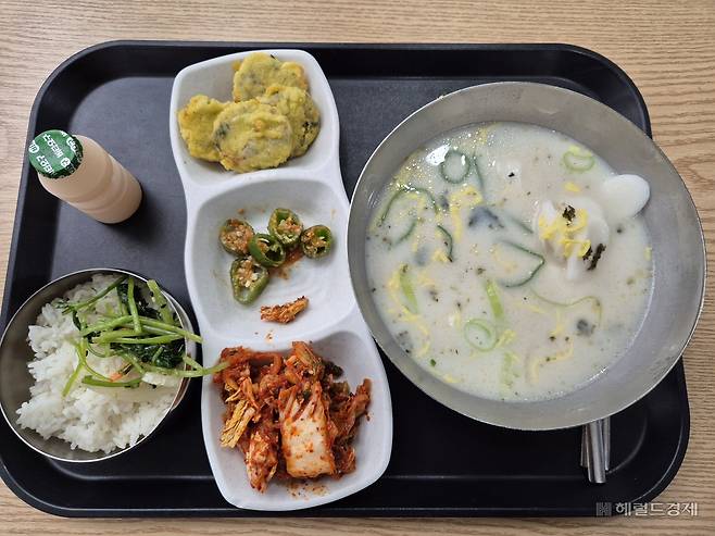 10일 오전 서울 동대문구 경희대학교 학생식당에서 제공된 식사. 김도윤 기자.