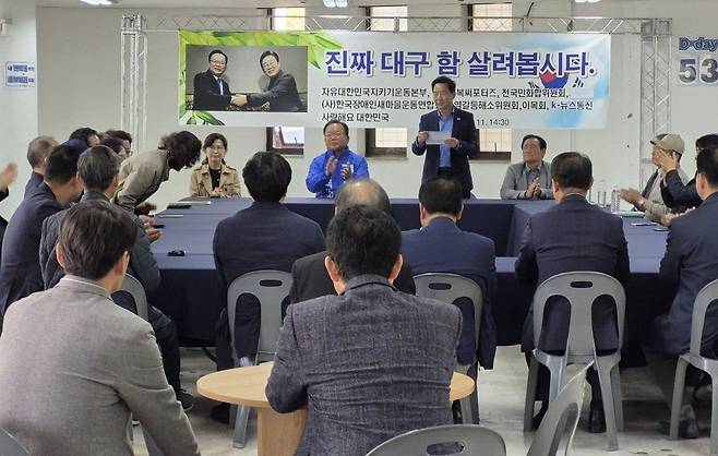 김부겸 민주당 대구시장 후보는 12일 페이스북에 올린 글에서 “예비후보 등록과 함께 드디어 제 점퍼가 생겼다”며 “큼직하게 제 이름이 새겨져 있다”고 밝혔다. 김 후보는 민주당을 상징하는 파란색 상의를 입은 사진도 공유했다. [김부겸 민주당 대구시장 후보 페이스북]