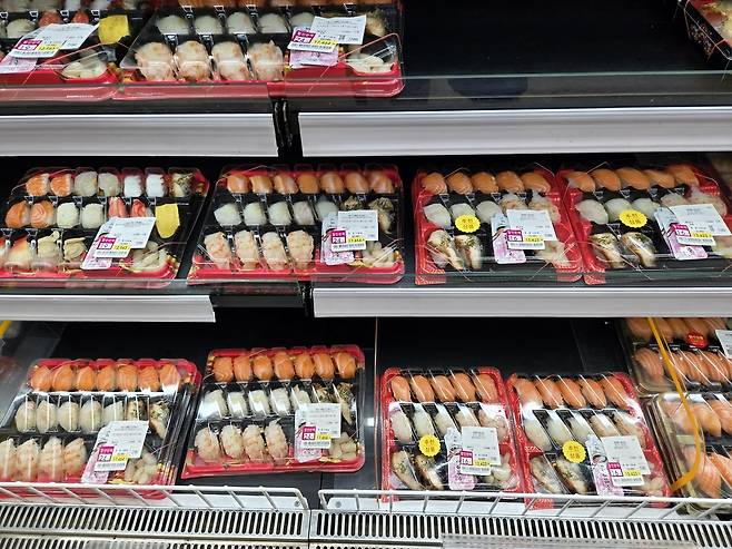 15일 오후 서울 강동구 한 대형마트에서 초밥세트가 마감할인을 적용해 판매 중이다. 정석준 기자