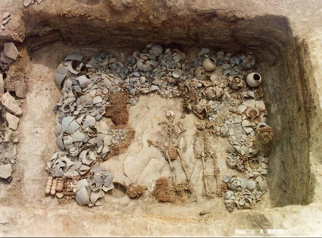 사람뼈 발굴당시의 조영동고분군 모습.[경산시 제공]