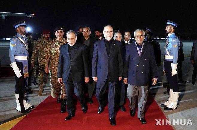 [이슬라마바드=신화/뉴시스] 도널드 트럼프 미국 행정부와 이란 정부가 전쟁 발발 43일 만인 11일(현지 시간) 오후 파키스탄 이슬라마바드에서 대면 평화 협상을 시작했다. 사진은 모하마드 바게르 갈리바프 이란 국회의장(가운데)이 10일(현지 시간) 파키스탄 이슬라마바드 공항에 도착해 영접인사들과 함께 걸어가는 모습. 2026.04.12.
