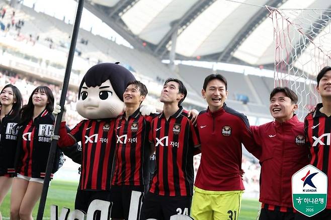 [서울=뉴시스]9년 만에 전북전 홈 징크스 깬 FC서울 선수단. (사진=한국프로축구연맹 제공)