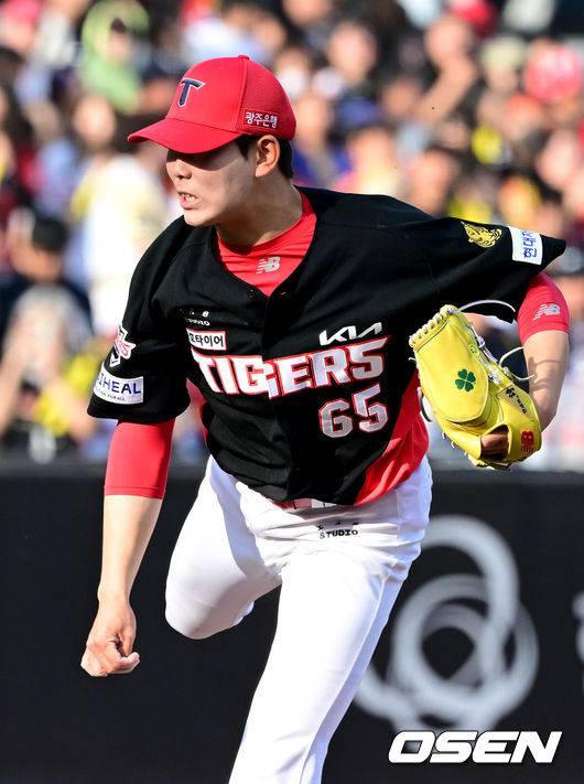 [OSEN=대전, 최규한 기자] 11일 대전 한화생명볼파크에서 ‘2026 신한 SOL KBO리그’ 한화 이글스와 KIA 타이거즈의 경기가 열렸다.홈팀 한화는 왕옌청, 방문팀 KIA는 이의리를 선발로 내세웠다. 9회말 KIA 투수 성영탁이 힘차게 공을 뿌리고 있다. 2026.04.11 / dreamer@osen.co.kr