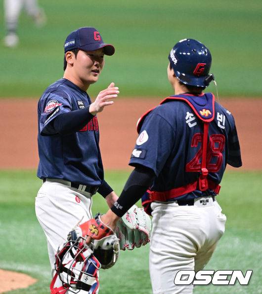 [OSEN=고척, 지형준 기자] 롯데가 10일 서울 고척스카이돔에서 열린 ‘2026 신한은행 SOL Bank KBO리그’ 키움 히어로즈와의 경기에서 3-1로 승리하며 2연승을 질주했다.&nbsp;선발투수 엘빈 로드리게스는 8이닝 4피안타(1피홈런) 11탈삼진 1실점 호투로 시즌 2승을 수확했다. 뒤이어 최준용이 등판해 1이닝 무실점 세이브를 기록했다. 시즌 첫 세이브다.경기를 마치고 롯데 최준용, 손성빈이 승리를 기뻐하고 있다. 2026.04.10&nbsp;/ jpnews@osen.co.kr