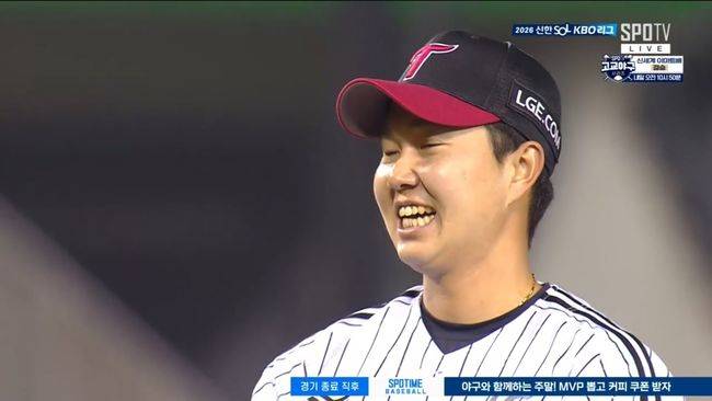 LG 트윈스 마무리투수 유영찬이 11일 잠실구장에서 열린 SSG 랜더스와 경기에서 4-3으로 앞선 9회 김재환의 홈런성 타구가 펜스 바로 앞에서 잡히자 안도하며 웃고 있다. / 티빙 제공