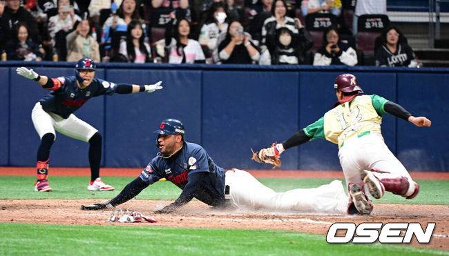 [OSEN=고척, 지형준 기자] 11일 서울 고척스카이돔에서 ‘2026 신한은행 SOL Bank KBO리그’ 키움 히어로즈와 롯데 자이언츠의 경기가 열렸다.이날 키움은 와일스, 롯데는 비슬리를 선발투수로 내세웠다.&nbsp;연장 10회초 1사 1,3루에서 롯데 레이예스가 한동희의 3루땅볼에 홈에서 키움 김건희의 태그에 앞서 세이프되고 있다. 2026.04.11&nbsp;/ jpnews@osen.co.kr