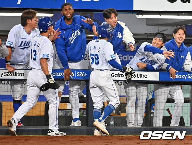[OSEN=대구, 이석우 기자] 10일 대구삼성라이온즈파크에서 2026 신한 SOL KBO 리그 삼성 라이온즈와 NC 다이노스의 경기가 열렸다. 홈팀 삼성은 후라도가, 방문팀 NC는 구창모가 선발 출전했다. 삼성 라이온즈 김지찬과 이승규가 8회말 2사 만루 박승규의 중견수 뒤 싹쓸이 3루타에 득점을 올리고 하이파이브를 하고 있다. 2026.04.10 / foto0307@osen.co.kr