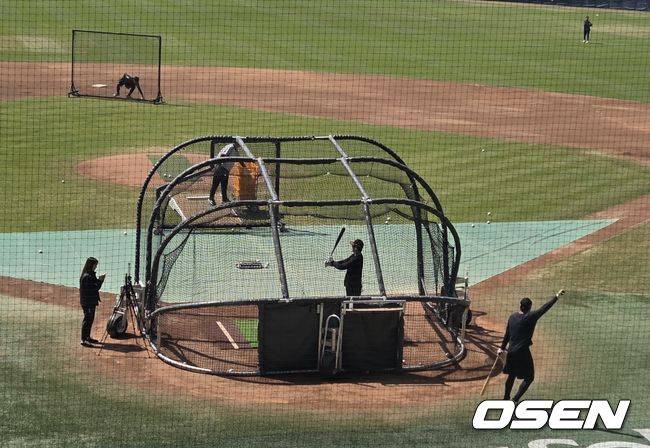 [OSEN=잠실, 한용섭 기자] LG 트윈스 홍창기와 이재원이 12일 잠실구장에서 SSG 랜더스와 경기에 앞서 특타 훈련을 하고 있다. /orange@osen.co.kr