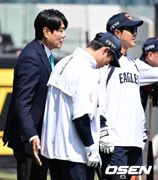 [OSEN=대전, 최규한 기자] 12일 대전 한화생명볼파크에서 ‘2026 신한 SOL KBO리그’ 한화 이글스와 KIA 타이거즈의 경기가 열린다.홈팀 한화는 잭 쿠싱, 방문팀 KIA는 애덤 올러를 선발로 내세운다. 경기를 앞두고 한화 노시환과 정민철 해설위원이 인사를 나누고 있다. 2026.04.12 / dreamer@osen.co.kr