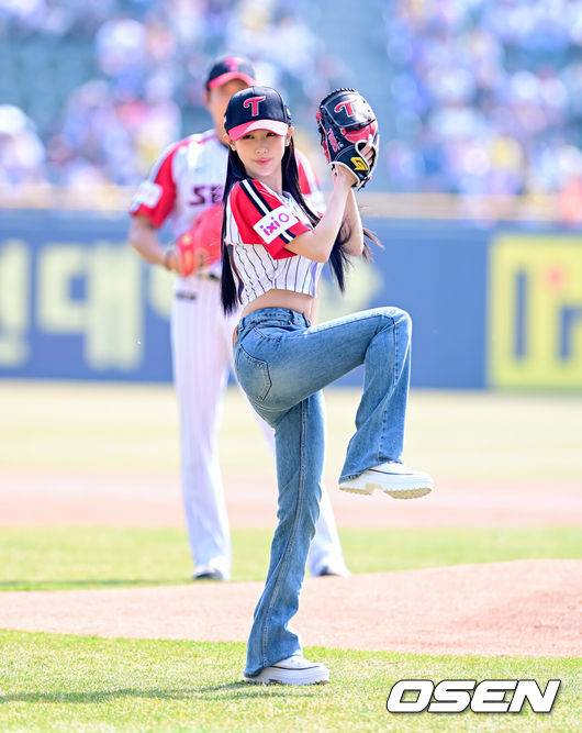 [OSEN=잠실, 지형준 기자] 프로야구 LG 트윈스가 개막 2연승을 달렸다. 롯데 자이언츠는 2연패를 당했다.&nbsp;LG는&nbsp;23일 서울 잠실구장에서 열린 2025 KBO리그 롯데와 홈 경기에서 10-2로 크게 승리했다. 전날 12-2 승리에 이어 개막 2연승.&nbsp;문보경이 투런포, 박동원의 솔로포, 오스틴의 솔로포, 송찬의의 솔로포, 문정빈의 투런포 등 홈런 5방으로 7점을 뽑았다.&nbsp;(여자)아이들 미연이 시구를 하고 있다. 2025.03.23 / jpnews@osen.co.kr