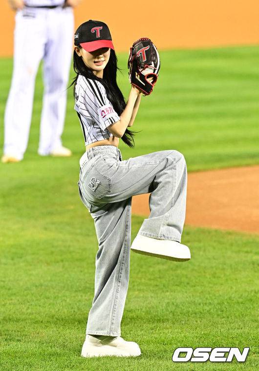 [OSEN=잠실, 지형준 기자] 11일 서울 잠실야구장에서 ‘2024 신한 SOL뱅크 KBO 포스트시즌’ 준플레이오프 5차전 LG 트윈스와 KT 위즈의 경기가 열렸다.LG는 임찬규, KT는 엄상백을 선발 투수로 내세웠다.경기에 앞서 (여자)아이들 미연이 시구를 하고 있다. 2024.10.11 / jpnews@osen.co.kr