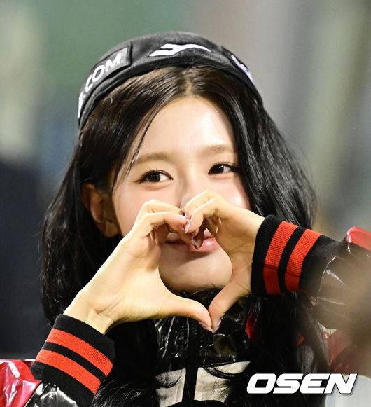 [OSEN=잠실, 지형준 기자] 11일 서울 잠실야구장에서 ‘2024 신한 SOL뱅크 KBO 포스트시즌’ 준플레이오프 5차전 LG 트윈스와 KT 위즈의 경기가 열렸다.LG는 임찬규, KT는 엄상백을 선발 투수로 내세웠다.이날 시구를 선보인 (여자)아이들 미연이 경기를 지켜보고 있다. 2024.10.11 / jpnews@osen.co.kr