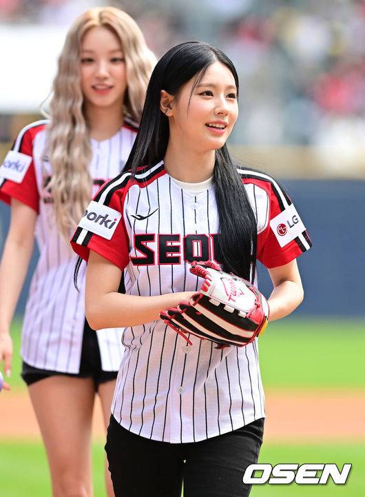 [OSEN=잠실, 지형준 기자] 30일 오후 서울 잠실야구장에서 ‘2023 신한은행 SOL KBO리그’ LG 트윈스와 KIA 타이거즈의 경기가 열렸다.여자아이들 미연이 시구를 마치고 미소짓고 있다. 2023.04.30 /jpnews@osen.co.kr