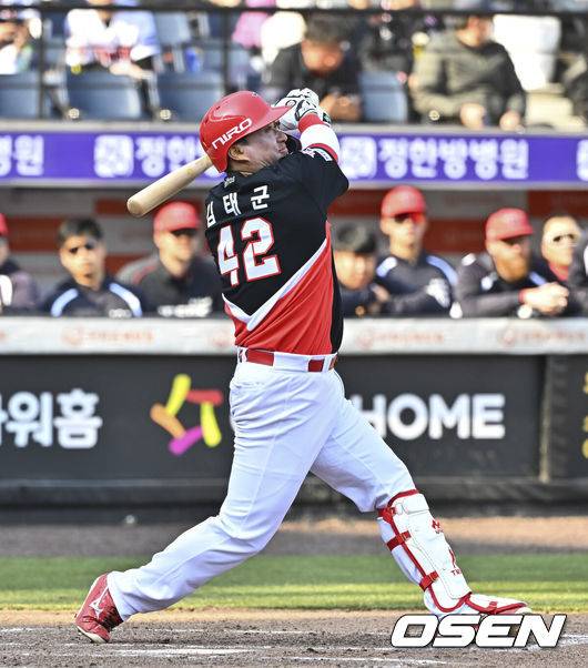 [OSEN=대전, 박준형 기자] 20일 오후 대전 한화생명볼파크에서 2026 신한 SOL KBO 리그 시범경기 한화 이글스와 KIA 타이거즈의 경기를 진행됐다.전날 한화는 4-5로 끌려가다 9회말 허인서의 동점 홈런과 김태연의 끝내기 홈런으로 7-5 역전승을 거두고 2연패를 끊었다.8회초 1사 만루 KIA 김태군이 희생플라이를 날리고 있다.    2026.03.20 / soul1014@osen.co.kr
