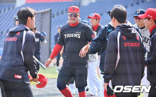 [OSEN=창원, 이석우 기자] 16일 창원NC파크에서 2026 신한 SOL KBO 리그 시범경기 NC 다이노스와 KIA 타이거즈의 경기가 열린다. 지난 12일 시작된 시범경기는 24일까지 진행되며, 각 팀이 12경기씩 총 60경기가 펼쳐진다.KIA 타이거즈 김태군이 NC 다이노스 선수단과 인사를 하고 있다. 2026.03.16 / foto0307@osen.co.kr