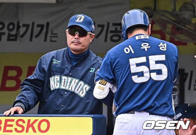 [OSEN=대구, 이석우 기자] 12일 대구삼성라이온즈파크에서 2026 신한 SOL KBO 리그 삼성 라이온즈와 NC 다이노스의 경기가 열렸다. 홈팀 삼성은 원태인이, 방문팀 NC는 토다가 선발 출전했다. NC 다이노스 이우성이 6회초 1사 좌월 솔로 홈런을 치고 이호준 감독과 하이파이브를 하고 있다. 2026.04.12 / foto0307@osen.co.kr