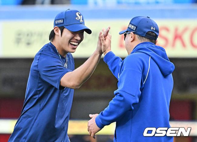 [OSEN=대구, 이석우 기자] 12일 대구삼성라이온즈파크에서 2026 신한 SOL KBO 리그 삼성 라이온즈와 NC 다이노스의 경기가 열렸다. 홈팀 삼성은 원태인이, 방문팀 NC는 토다가 선발 출전했다. 삼성 라이온즈 선발 투수 원태인이 9-3으로 승리한 후 박진만 감독과 하이파이브를 하고 있다. 2026.04.12 / foto0307@osen.co.kr