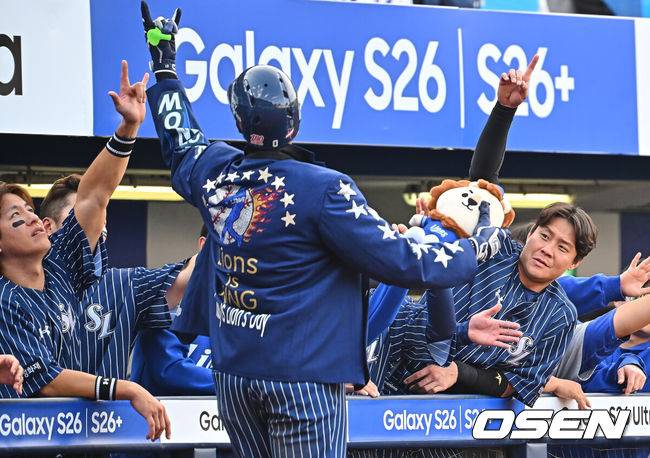 [OSEN=대구, 이석우 기자] 12일 대구삼성라이온즈파크에서 2026 신한 SOL KBO 리그 삼성 라이온즈와 NC 다이노스의 경기가 열렸다. 홈팀 삼성은 원태인이, 방문팀 NC는 토다가 선발 출전했다. 삼성 라이온즈 디아즈가 8회말 1사 좌월 솔로 홈런을 치고 하이파이브를 하고 있다. 2026.04.12 / foto0307@osen.co.kr