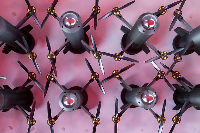 소형 드론들이 지상에 놓여있다. 세계일보 자료사진