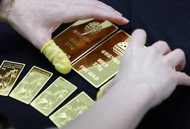 서울 종로구 삼성금거래소에서 직원이 골드바를 정리하고 있다. 뉴시스