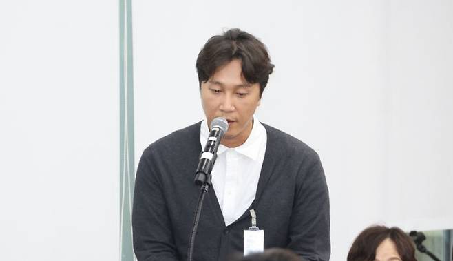 양재웅 씨가 서울 여의도 국회에서 열린 보건복지위원회의 보건복지부 등 종합 국정감사에 증인으로 출석해 환자 사망 사건 관련 더불어민주당 의원의 질의에 답하고 있다. 뉴시스