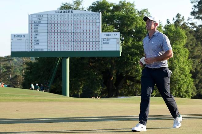 마스터스 골프 대회 3라운드 18번 홀(파4) 그린에 오르는 매킬로이.