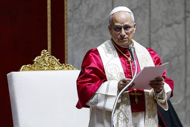 11일(현지시간) 바티칸 시국의 성 베드로 대성당에서 교황 레오 14세가 평화를 위한 거룩한 묵주 기도 밤샘 전야제를 주례하고 있다. 2026.4.11. EPA 연합뉴스