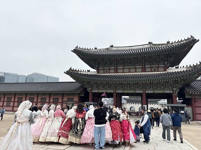 10일 오후 한복을 입은 외국인 관광객들이 경복궁을 방문하고 있다. 남소정 견습기자