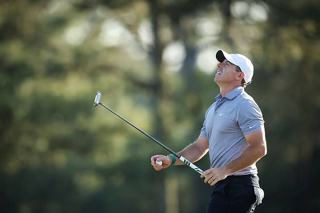 로리 매킬로이가 11일(현지 시간) 미국 조지아주 오거스타 내셔널GC에서 열린 제90회 마스터스 3라운드 17번 홀에서 보기를 범한 뒤 아쉬워하고 있다. AFP연합뉴스